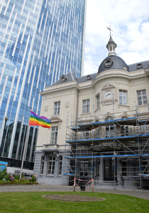 Drapeau LGBT devant la Maison communale