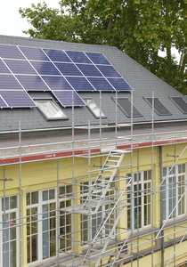 Panneaux solaires sur la toiture de l'école communale Les Tournesols