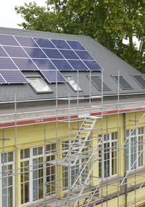 Panneaux solaires sur le toit de l'école Tournesols