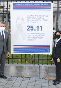 Mr le Bourgemestre et Madame l'échevine Namli devant la bâche "Journée Internationale pour l'élimination de la violence à l'égard des femmes"