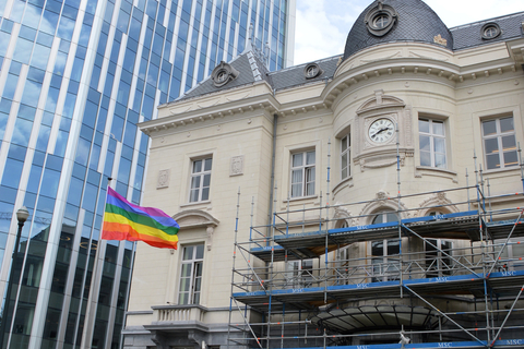 Drapeau LGBT devant la Maison communale