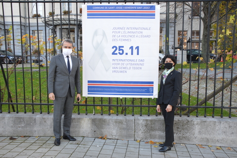 Mr le Bourgemestre et Madame l'échevine Namli devant la bâche "Journée Internationale pour l'élimination de la violence à l'égard des femmes"